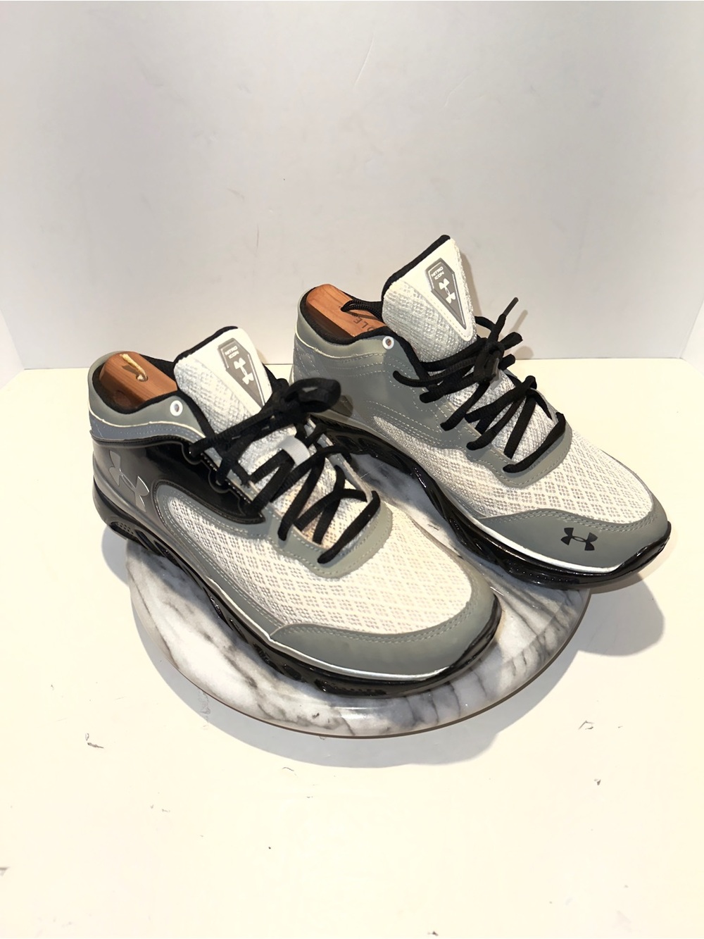 Size 7.5 Men’s Under Armour Charged Assert running shoes in a grey and white